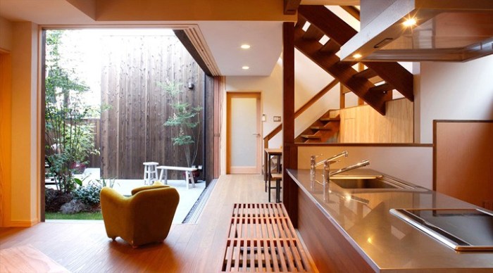 Modern and traditional Japanese kitchen mix